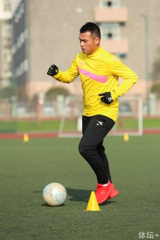 克里夫兰骑士训练开放日，窗口期复出首秀引欢呼，中超在即，控场能力受关注(青啤啦啦队美国克里夫兰骑士队表演视频)-Jiuyou Sports